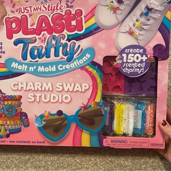 Plasti Taffy Melt n’ Mold Creations Charm Swap Studio NEW Craft - Picture 3 of 6